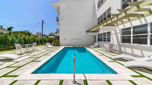 Across from beach with resort pool - Coral Beach 202